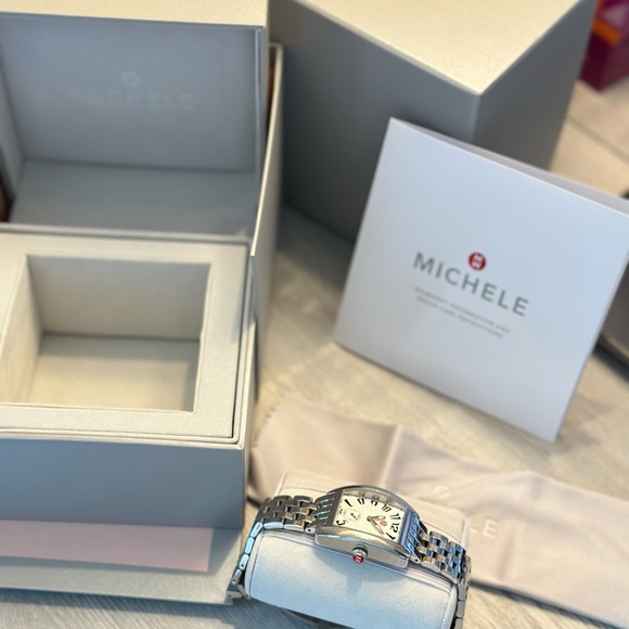 Beautiful Watch - Picture 9 of 10